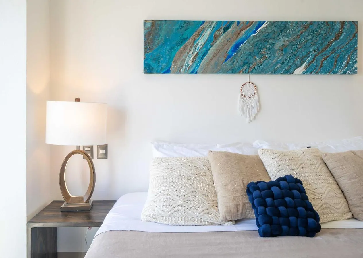 Stylish Three-Bedroom Condo W/Pool Cancun Apartment